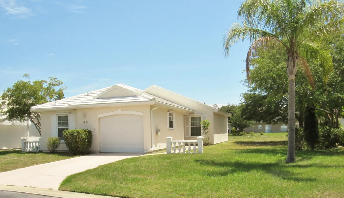 Photo of 1043 NE Goldenrod Circle NE