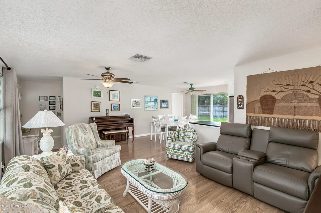 Photo of 565 Seabreeze Drive