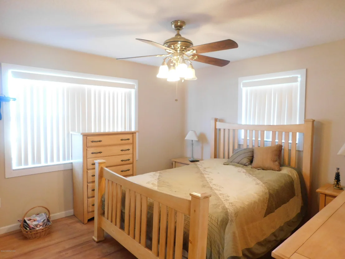 Photo of 978 Bianca Drive NE