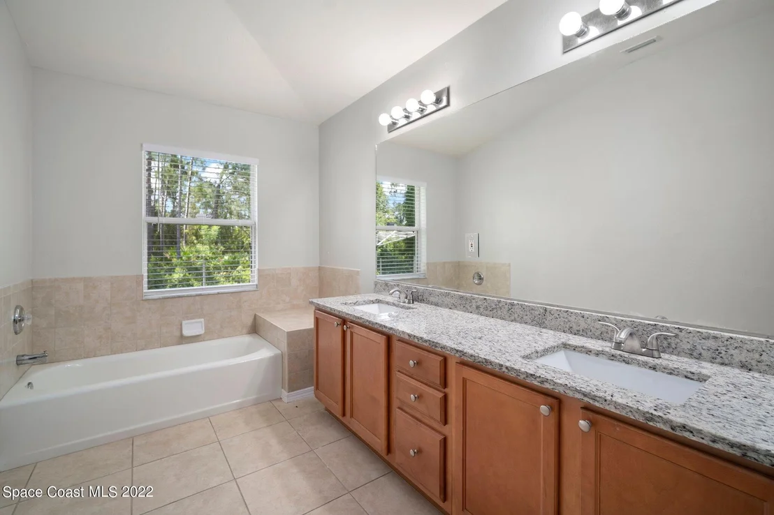 Photo of 1062 Summa Boulevard