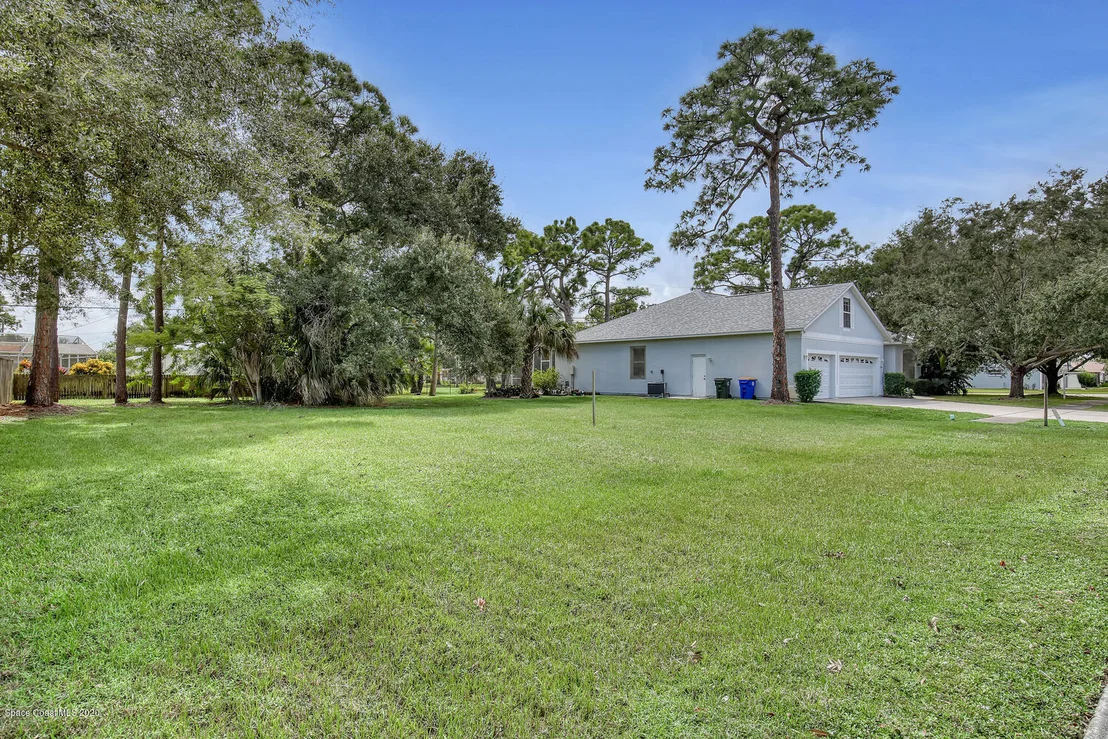 Photo of 975 Pineland Drive