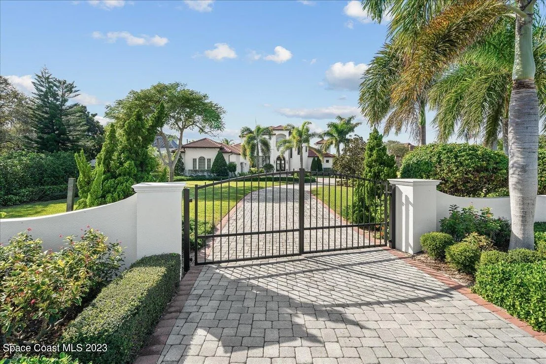 Photo of 3000 N Riverside Drive