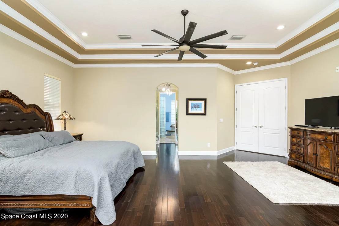 Photo of 975 Chatsworth Drive