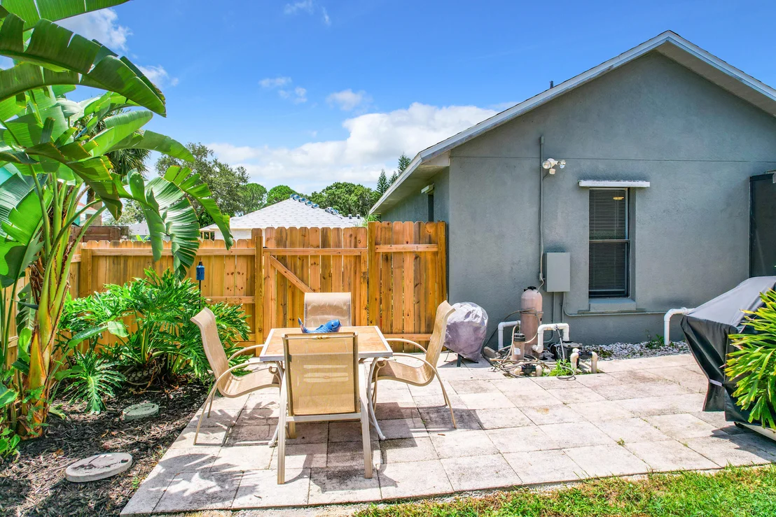 Photo of 909 Lyons Circle NW