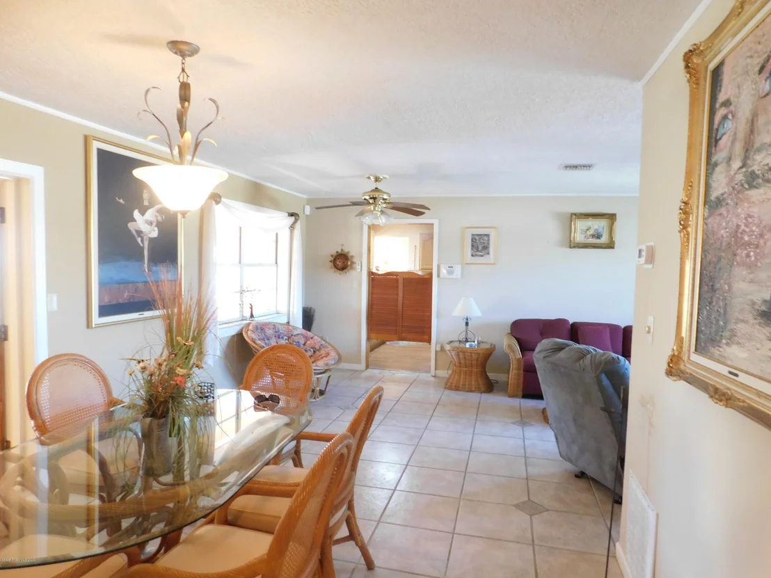 Photo of 978 Bianca Drive NE