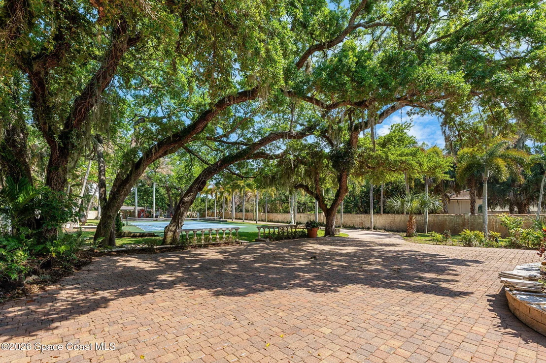 Photo of 1000 N Riverside Drive