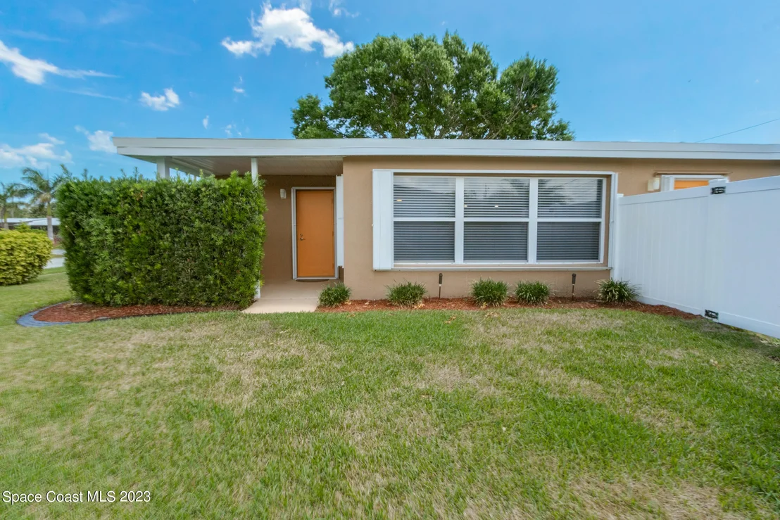 Photo of 842 Ixora Drive