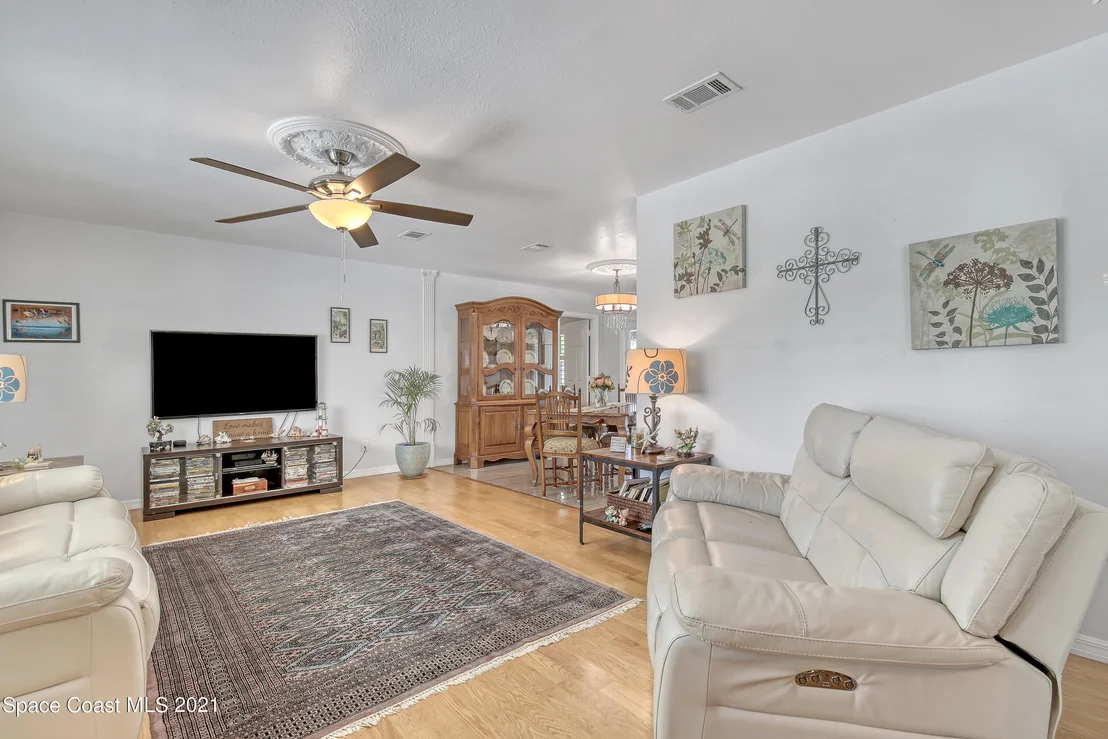 Photo of 895 Riviera Drive NE