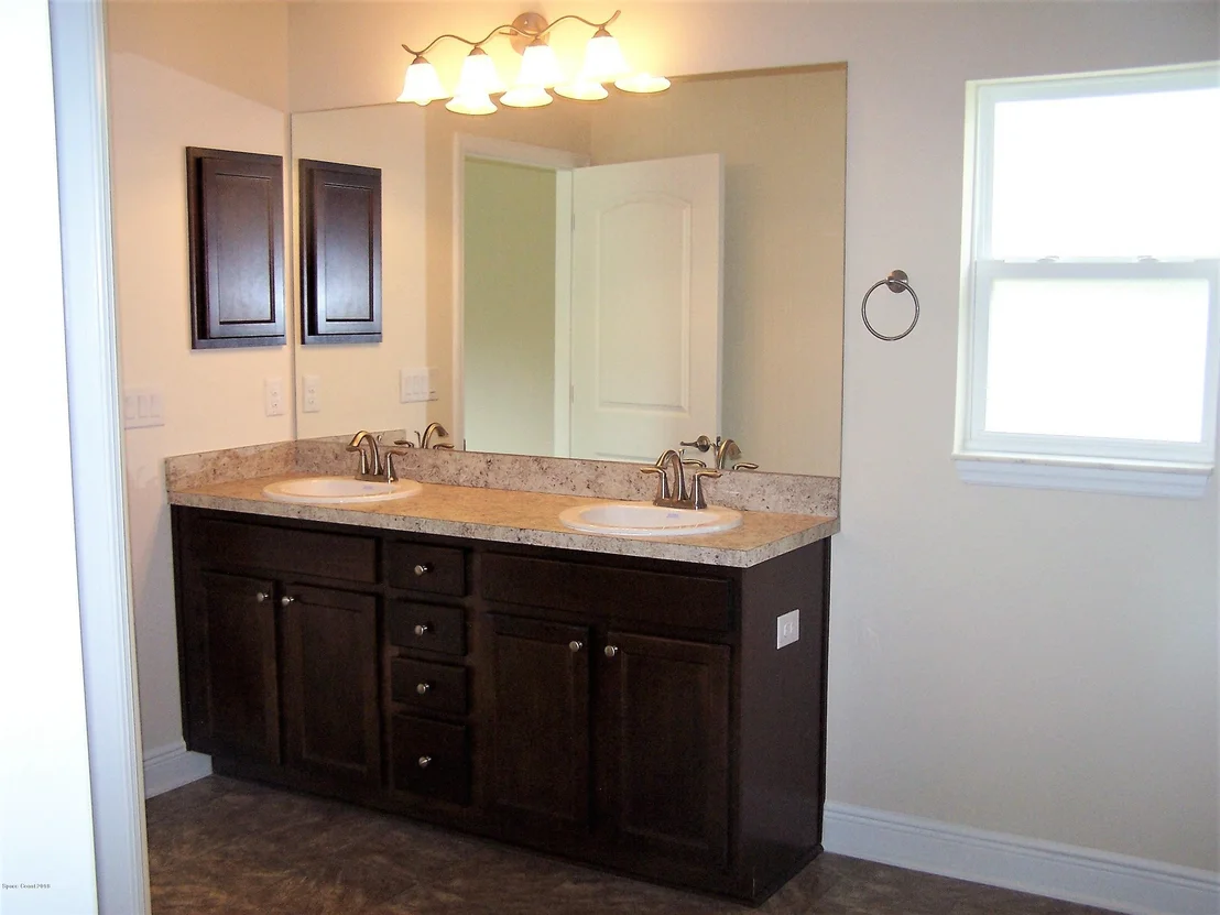 Photo of 1539 Summit Road SE