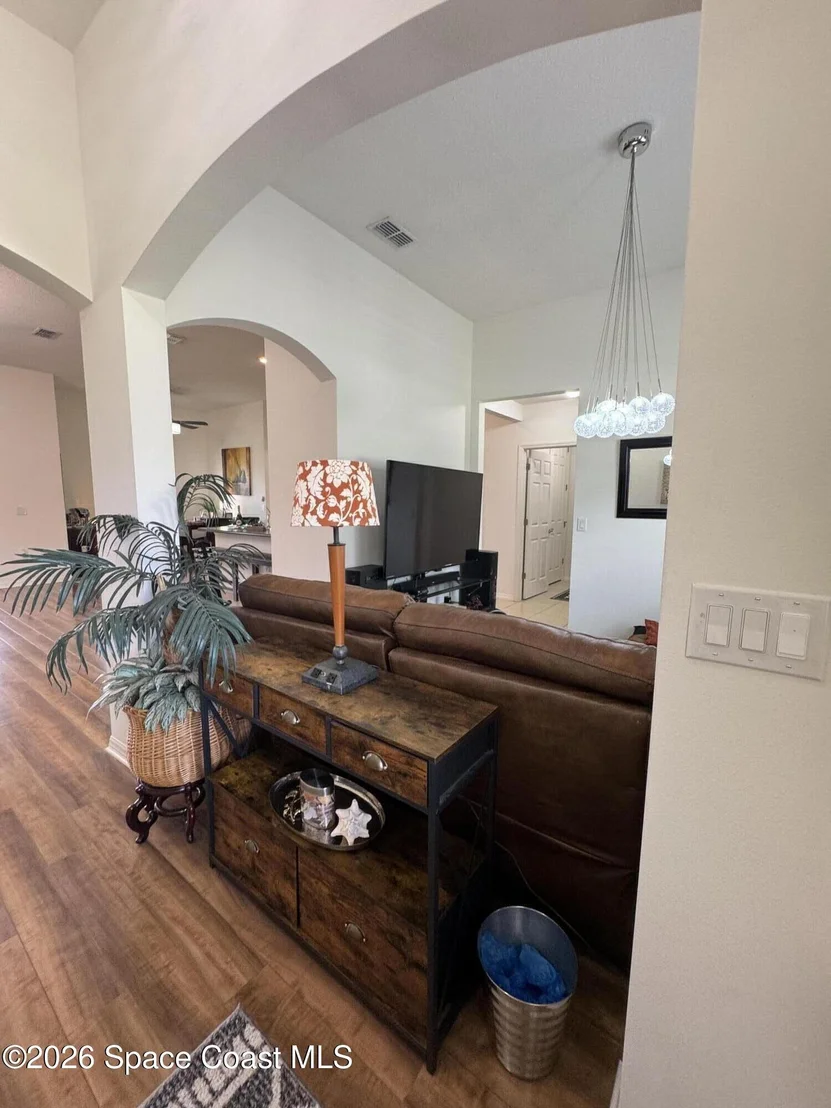 Photo of 1121 Morgan Circle NE