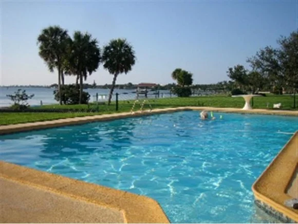 Photo of 531 West River Oaks