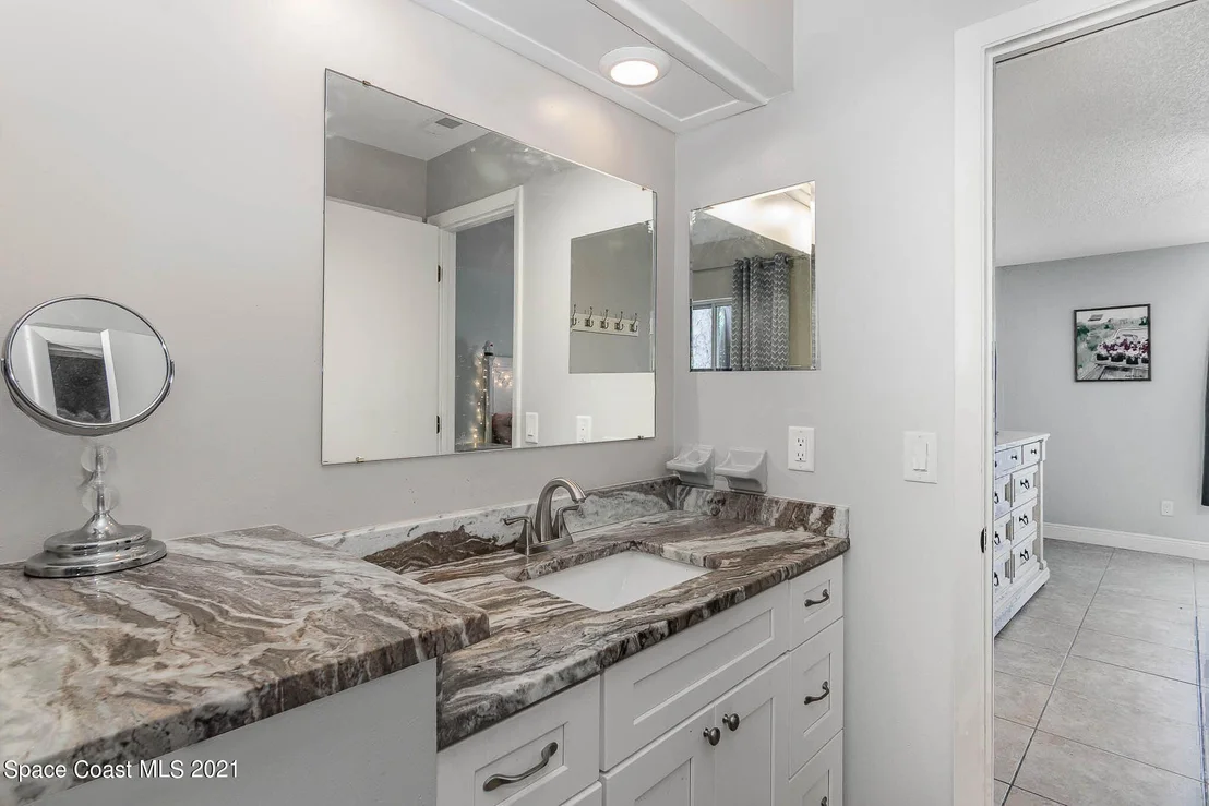 Photo of 1400 Eldron Boulevard SE