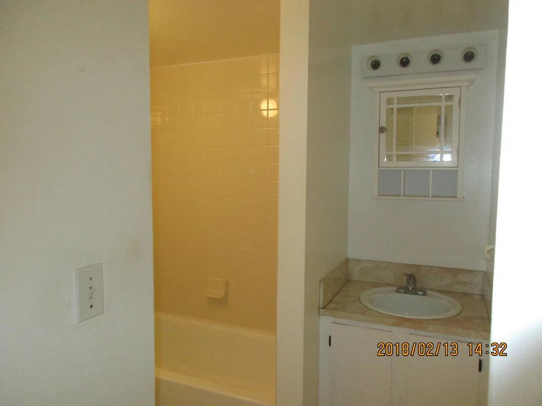 Photo of Unit 205 at 3901 Dixie Highway NE