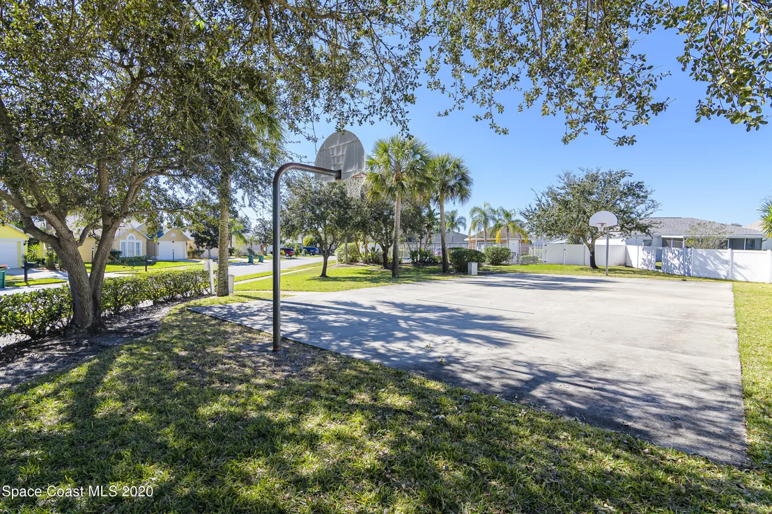 Photo of 1249 White Oak Circle