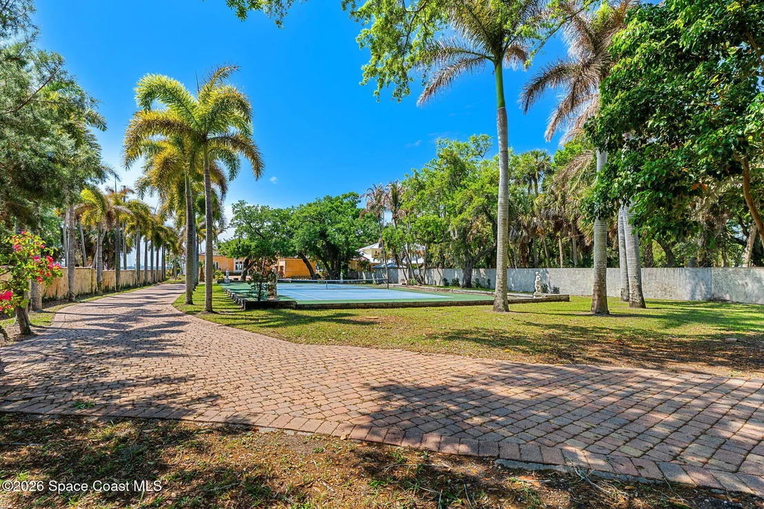 Photo of 1000 N Riverside Drive