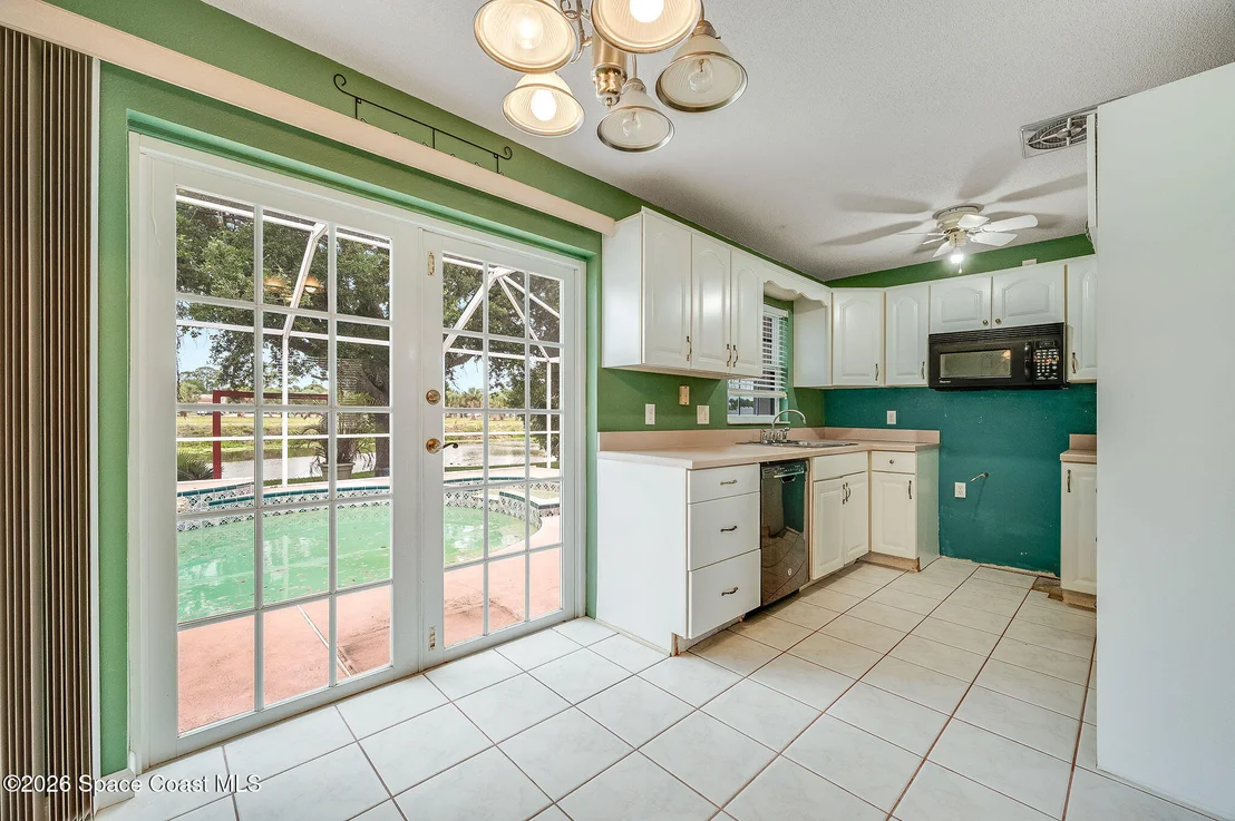 Photo of 586 Louvre Drive
