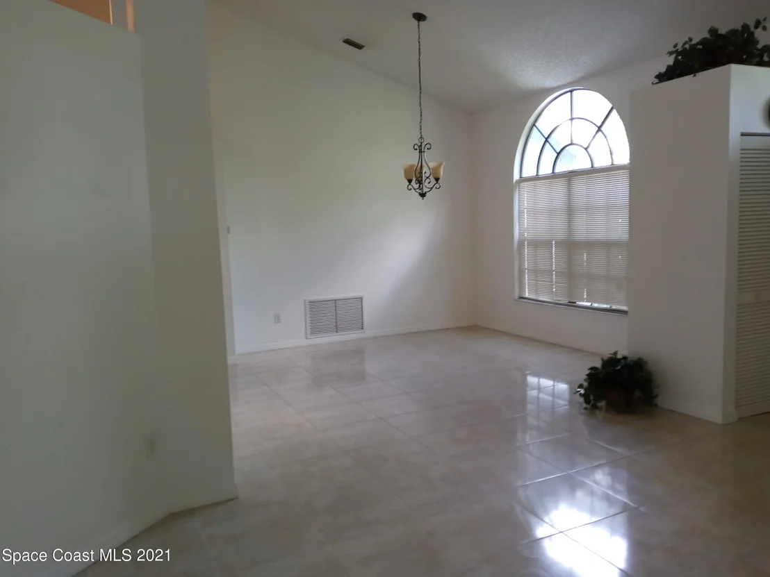 Photo of 798 Riviera Drive NE