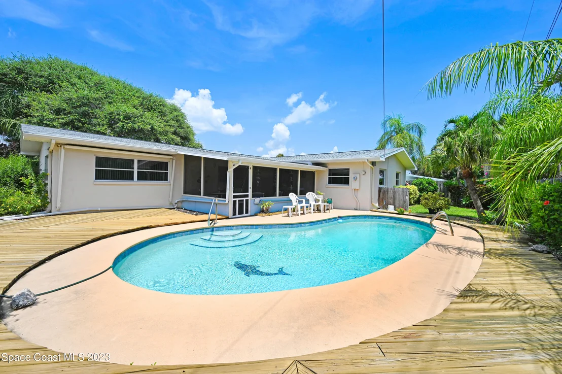 Photo of 621 N Robert Way