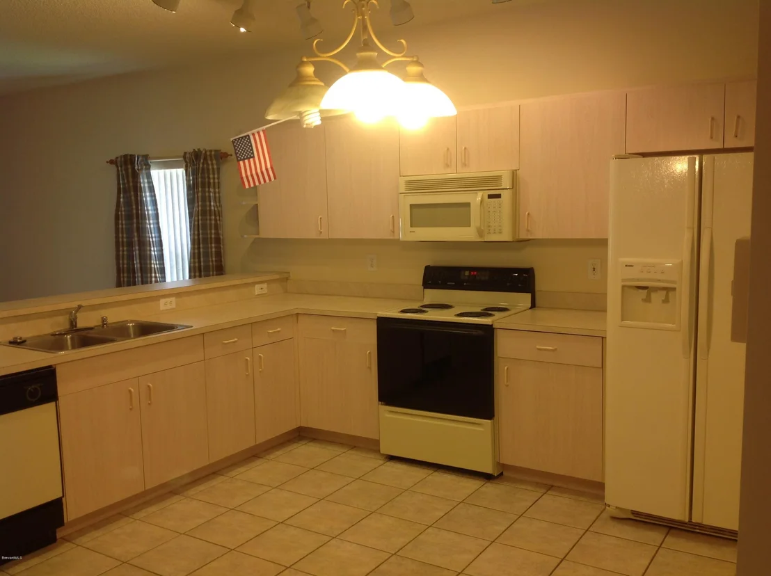 Photo of 982 Villa Drive