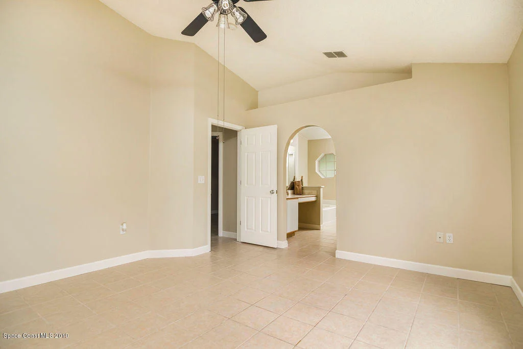 Photo of 1123 White Oak Circle
