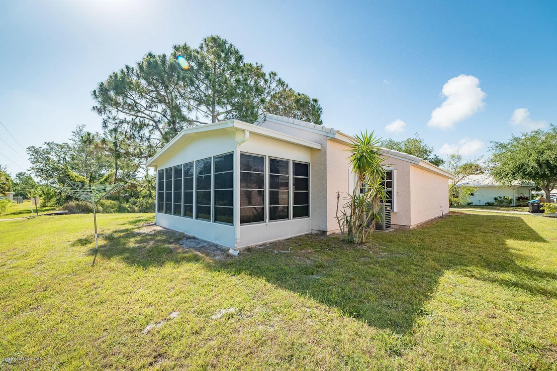 Photo of 1101 Goldenrod Circle NE