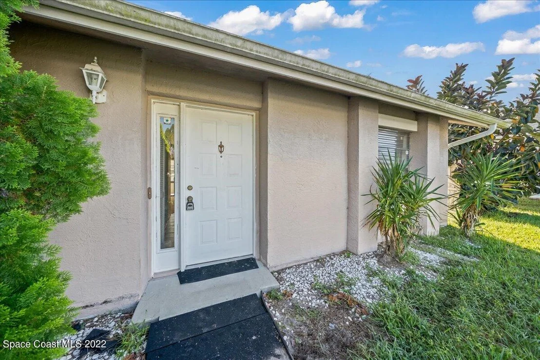 Photo of 811 Lyons Circle NW