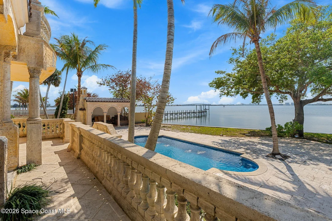 Photo of 1000 N Riverside Drive