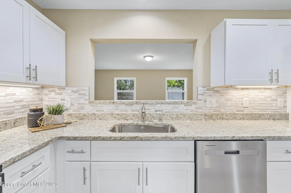 Photo of 1070 Mariposa Drive NE