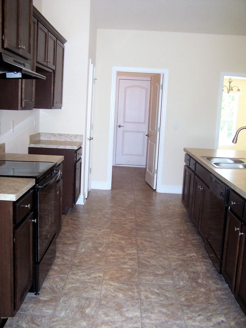 Photo of 1539 Summit Road SE