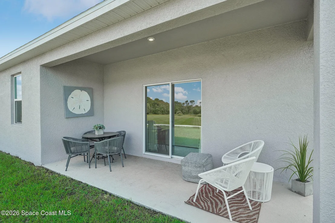 Photo of 992 NE Banff Drive NE