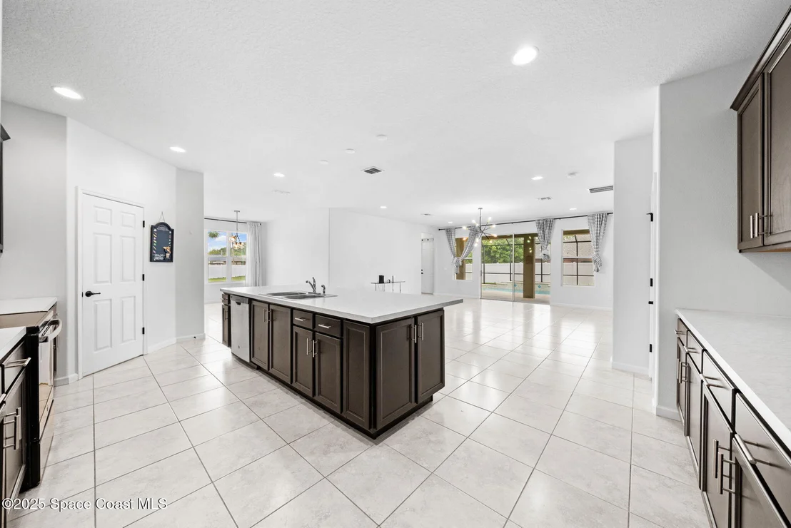 Photo of 539 Balcom Terrace SE