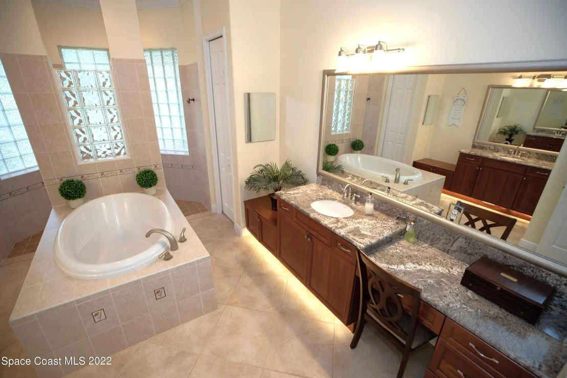 Photo of 2112 Windbrook Drive SE