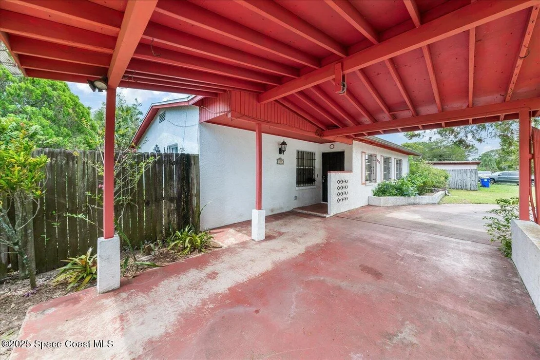 Photo of 979 Bouganvillea Drive