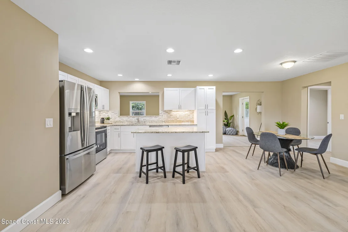 Photo of 1070 Mariposa Drive NE