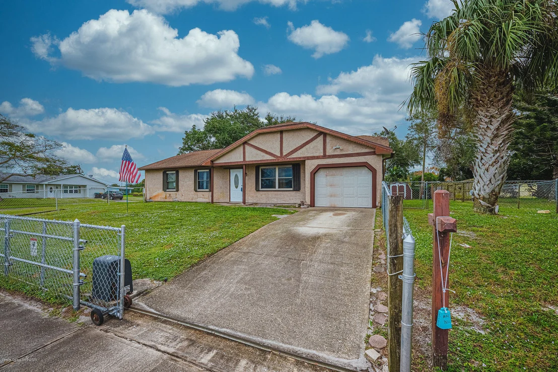 Photo of 997 Cadillac Drive NE