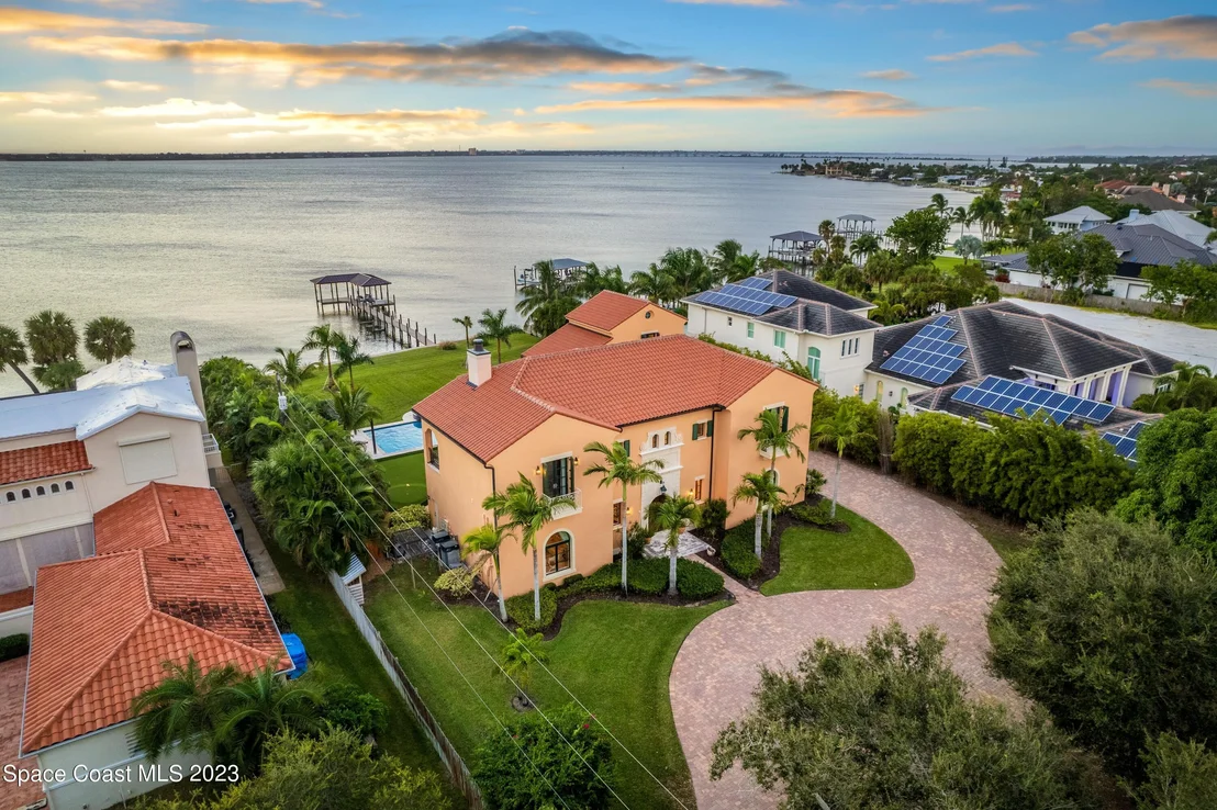 Photo of 2142 N Riverside Drive