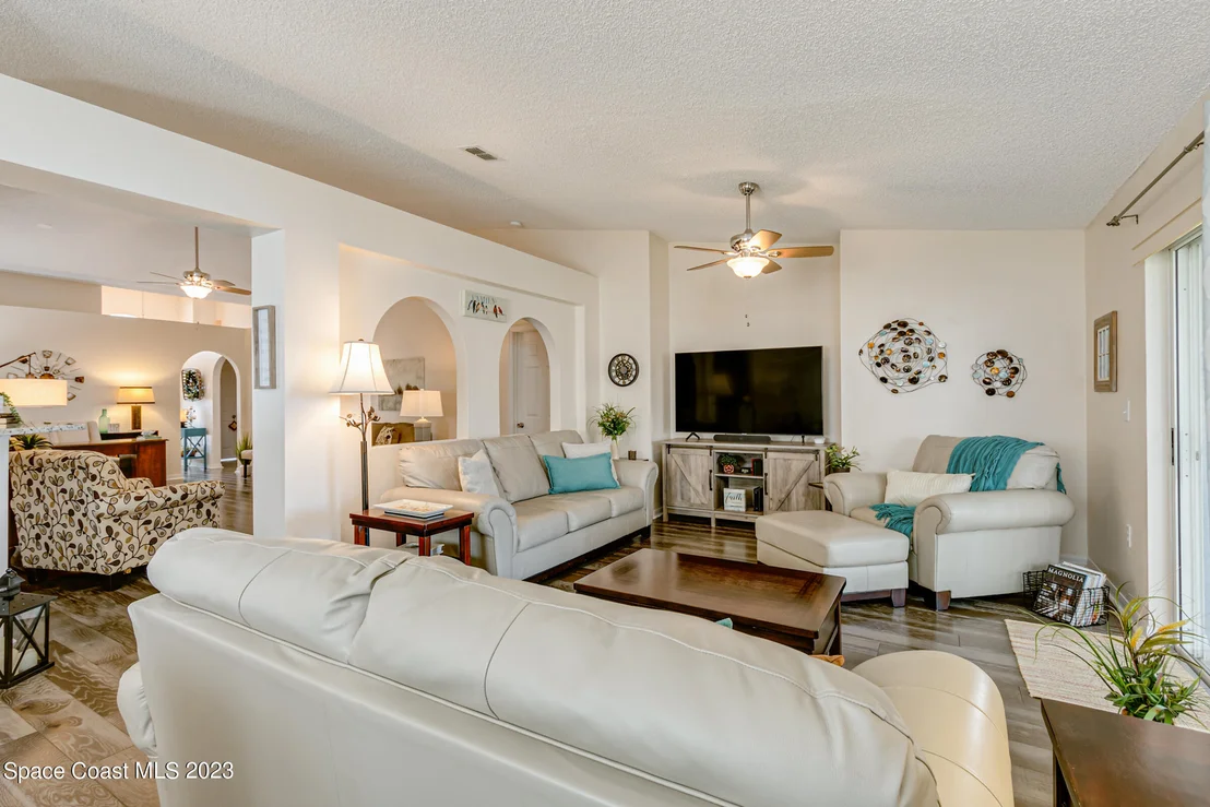 Photo of 1218 White Oak Circle