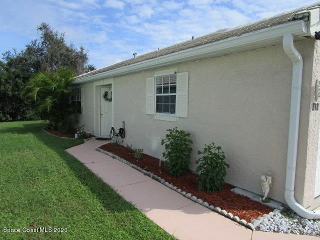 Photo of 810 Wateroak Drive NE