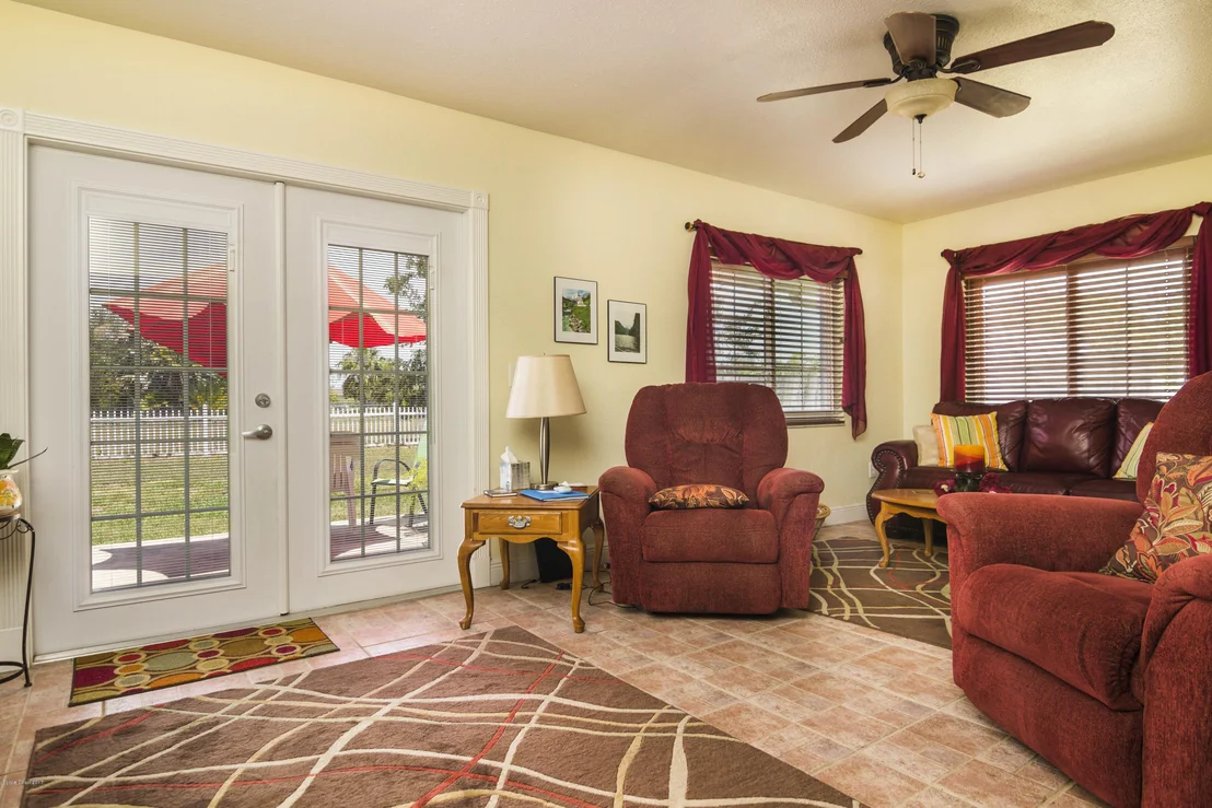Photo of 905 Riviera Drive NE