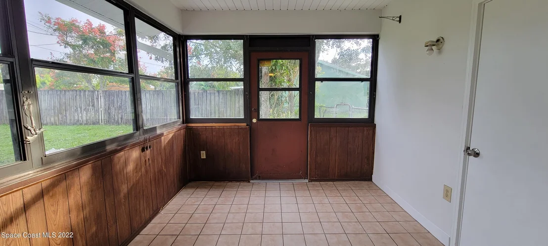 Photo of 981 Cadillac Drive NE