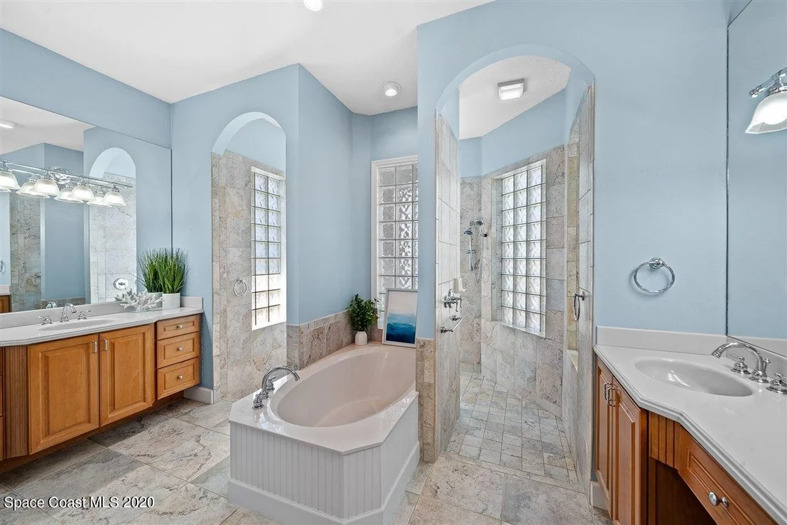 Photo of 925 Chatsworth Drive