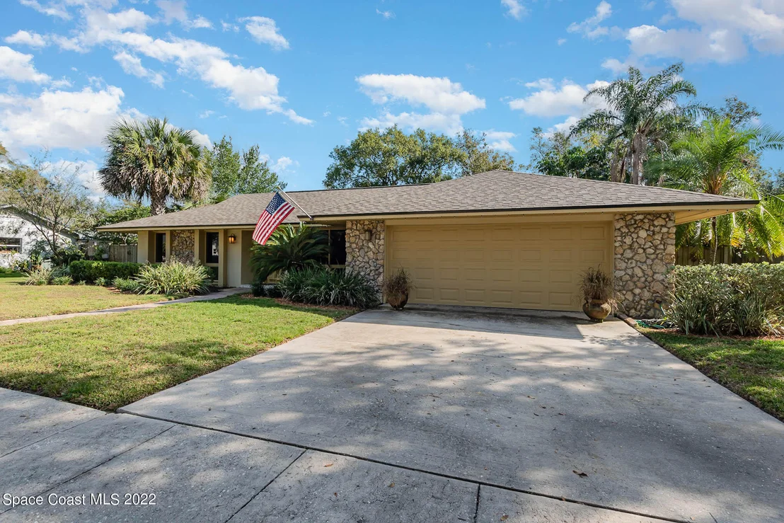 Photo of 180 White Oak Circle