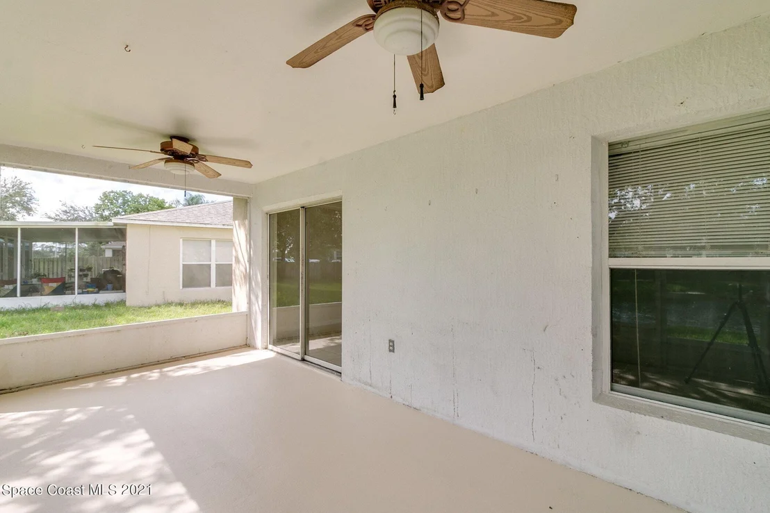 Photo of 1125 White Oak Circle