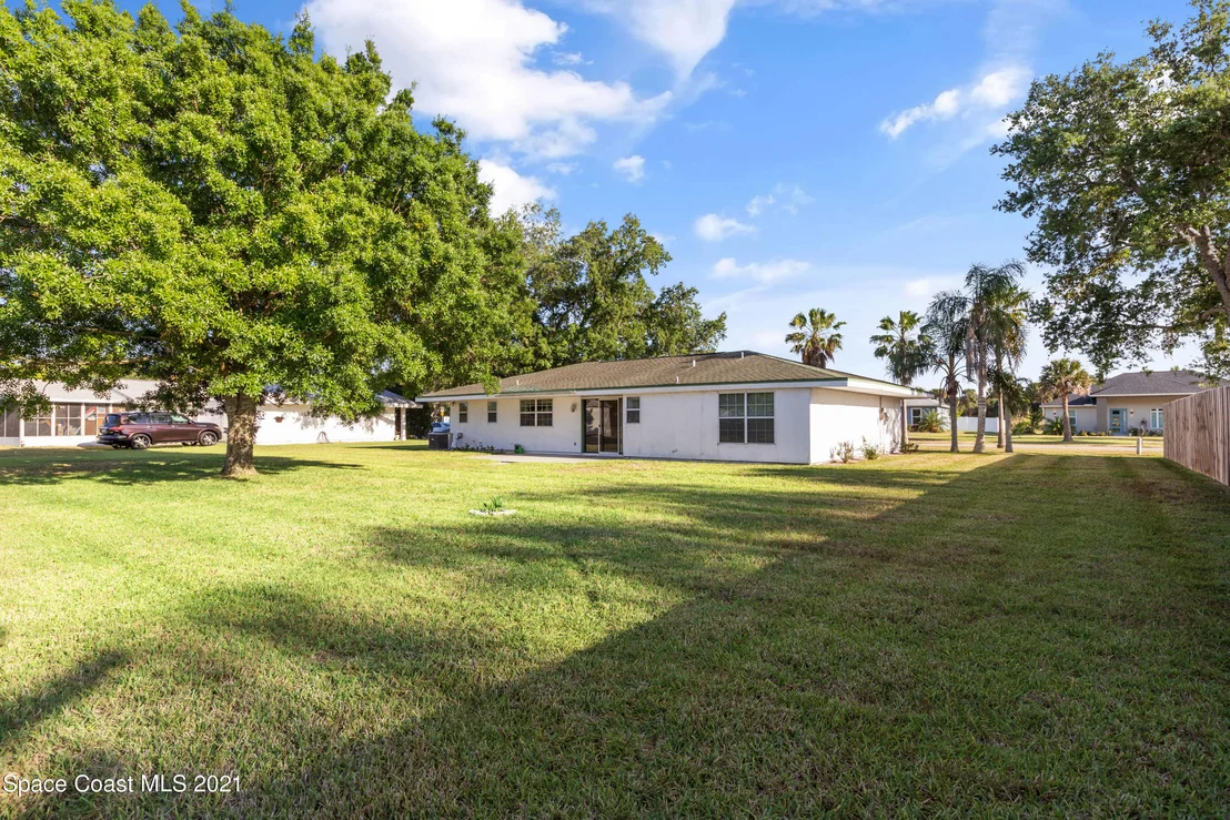 Photo of 859 Riviera Drive NE