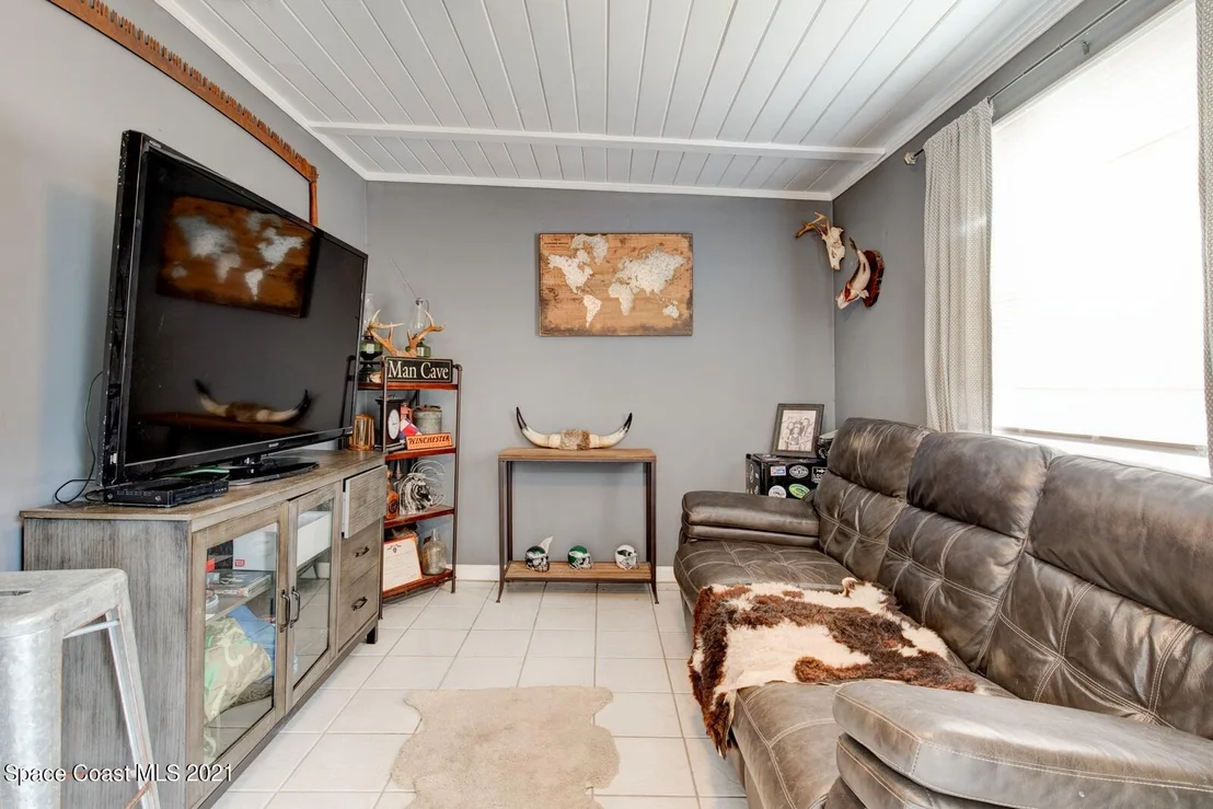 Photo of 6039 Apple Avenue