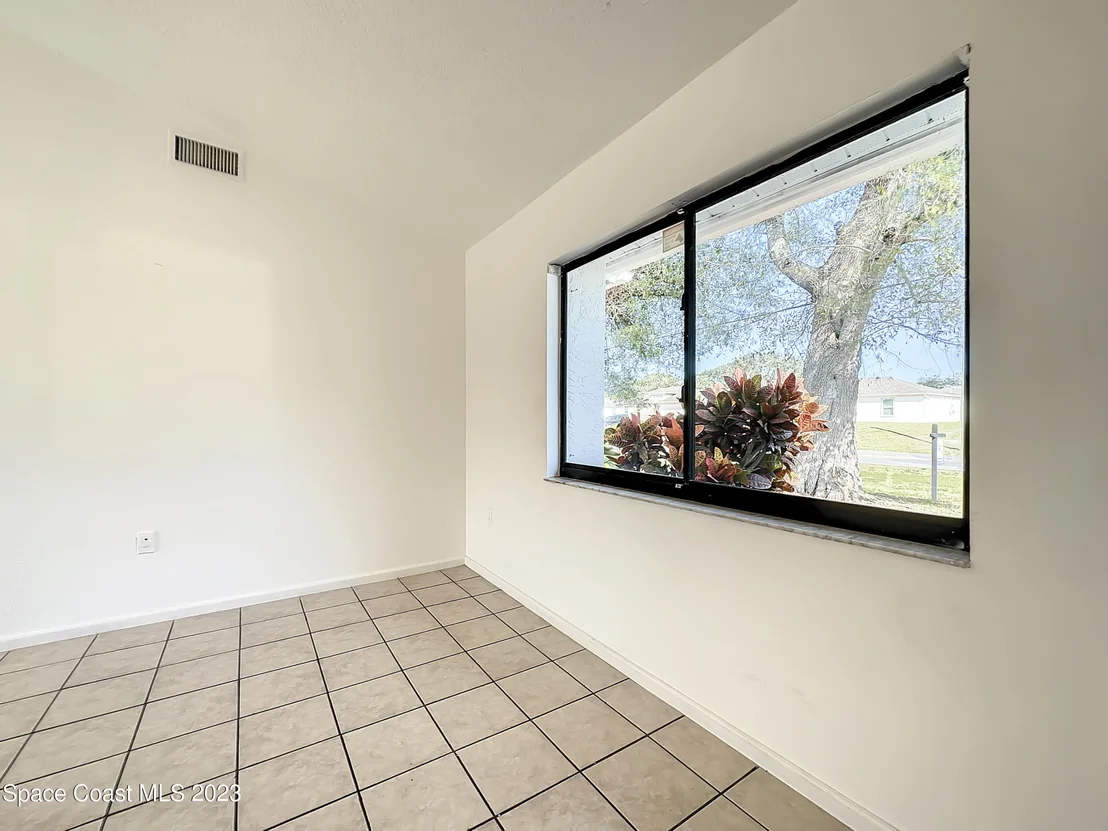 Photo of 580 Eldron Boulevard SE
