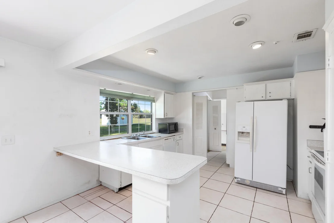 Photo of 859 Riviera Drive NE