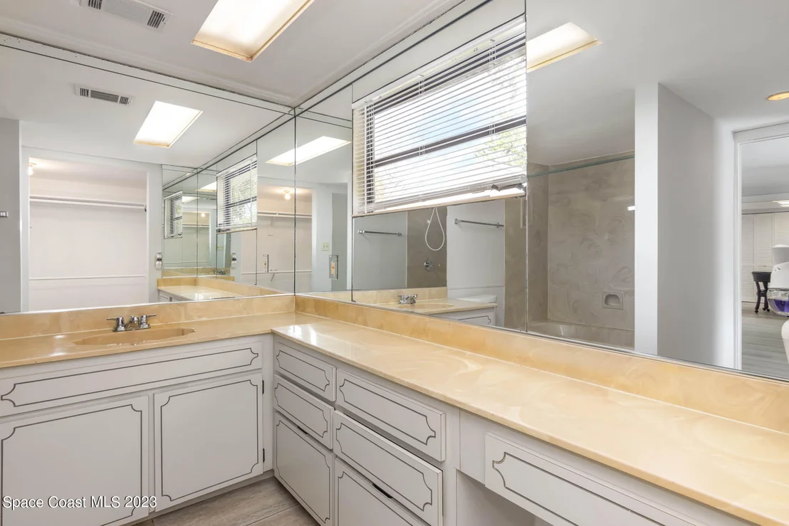 Photo of 13 S Palmway Avenue