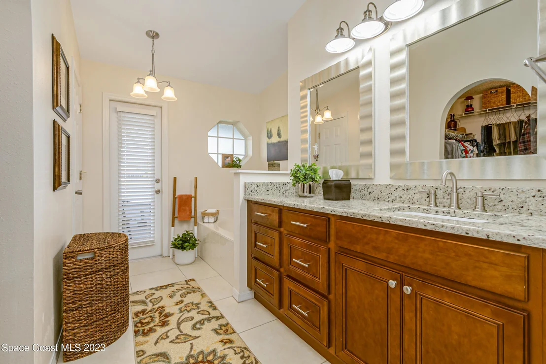 Photo of 1218 White Oak Circle