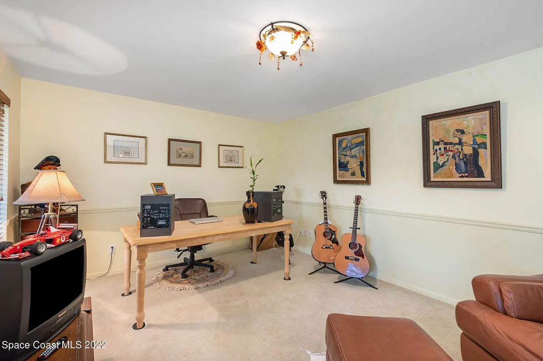 Photo of 180 White Oak Circle